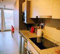 Funcionalidad y diseño: cocina amoblada con terminaciones de calidad y espacios optimizados