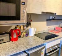 Cocina moderna full equipada y amoblada, que incluye lavavajillas integrado para una máxima funcionalidad