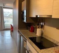 Cocina de alto estándar con cubiertas de granito, combinando elegancia y máxima resistencia