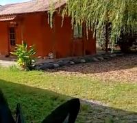 Una cabaña adicional con dos grandes habitaciones y un baño completo.