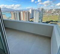 Espacio exterior protegido con malla profesional, combinando seguridad y una vista despejada.