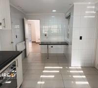 cocina amoblada y con comedor diario
