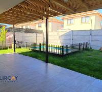 piscina en patio posterior, cesped
