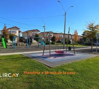 condominio con plazoleta con juegos para niños