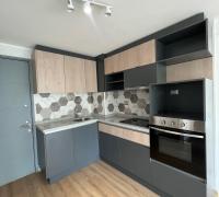 Moderna Cocina completamente equipada , horno empotrado, cocina encimera vitroceramica ,cubierta de granito, campana de extracción de olores y muebles de cocina
