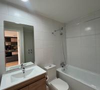 Baño dormitorio principal , ceramica de pared a pared con porcelanato en piso.
