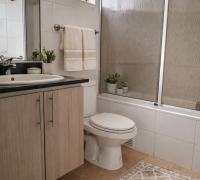 Cómoda sala de baño para dormitorio en suite