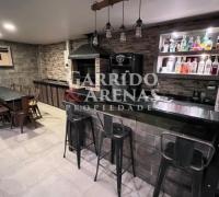 Terraza con Quincho, Bar, Lavaplatos, Encimera, Calefón, Mesón de granito, Comedor exterior con sillas incluidas, Baño independiente.