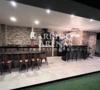 Terraza con Quincho, Bar, Lavaplatos, Encimera, Calefón, Mesón de granito, Comedor exterior con sillas incluidas, Baño independiente.