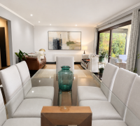 Comedor principal, vista hacia el living y la terraza.