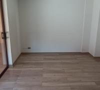 living comedor con piso flotante y papel mural 
