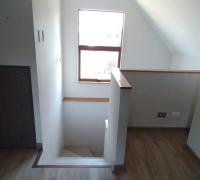 vista de sala de estar 2do piso desde habitaciones hacia escala que conecta a 1er piso