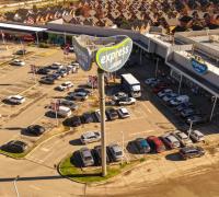El local cuenta con factibilidad técnica para instalación de baño, orientación que garantiza buena iluminación natural, y acceso vehicular directo desde el frente del strip center.