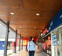 El local cuenta con factibilidad técnica para instalación de baño, orientación que garantiza buena iluminación natural, y acceso vehicular directo desde el frente del strip center. Entregado en obra gruesa, con superficie habilitada bajo normativa vigente.