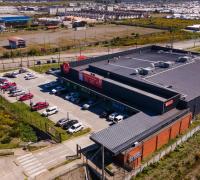 Oportunidad de arriendo en Strip Center Puerto Tepual, en Av. El Tepual 1360, Puerto Montt, emplazado en un sector de consolidado crecimiento urbano en la capital de Los Lagos, con alta afluencia vehicular y peatonal. 