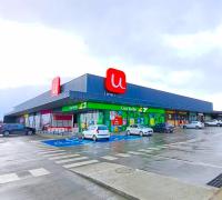 El local cuenta con factibilidad técnica para instalación de baño, orientación que garantiza buena iluminación natural, y acceso vehicular directo desde el frente del strip center.