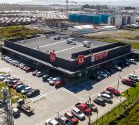  Entregado en obra gruesa, con superficie habilitada bajo normativa vigente. Contrato mínimo de 2 años en UF, garantía equivalente a 2 rentas mensuales. Ideal para rubros de retail, servicios al consumidor, gastronomía o salud, sujeto a evaluación de rubro por parte de la administración del strip center.