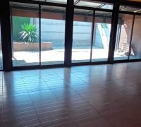 gran comedor diario, quincho construido adosado a la casa con acceso a living comedor y salida a patio interior