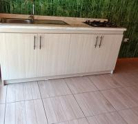 comedor diario o quincho con mueble lavaplatos y cocina encimera