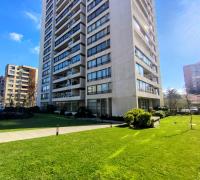 jardin y fachada edificio