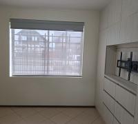 dormitorio con mueble con cajoneras