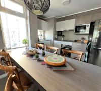 comedor amplio y luminoso con piso porcelanato gres