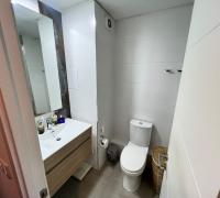 Baño completo equipado con vanitorio moderno y excelentes terminaciones