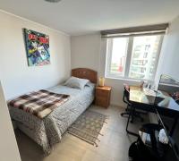 Amplio segundo dormitorio con excelente iluminación natural y espacio para cama de 2 plazas o escritorio.