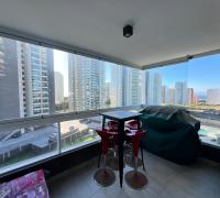Terraza cerrada con ventanales de vidrio, ideal para disfrutar todo el año.
