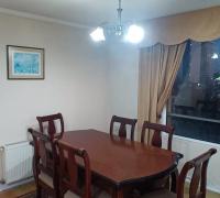 HERMOSO COMEDOR BIEN ILUMINADO CON CORTINAS Y CENEFA QUE DECORAN EL AMBIENTE DE MANERA SOBRIA Y ELEGANTE