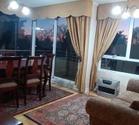 HERMOSO LIVING COMEDOR, AMOBLADO Y BIEN ILUMINADO CON HERMOSAS LAMPARAS Y ALFOMBRAS SOBRE PISO FLOTANTE