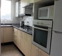 COCINA BIEN ILUMINADA, EQUIPADA CON ARTEFACTOS DE LINEA BLANCA, COCINA BIEN ILUMINADA