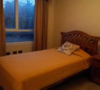 DORMITORIO DE VISITA, CON CAMA  DE PLAZA 1,5  CON RESPALDO Y VELADOR DE MADERA, HERMOSA LAMPARA QUE ENTREGA EXCELENTE ILUMINACION A LA HABITACION CUENTA CON CLOSET TERMINADOS, CORTINAS CON CENEFA QUE DECORAN EL AMBIENTE DE MANERA SOBRIA Y ELEGANTE 