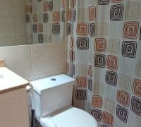 BAÑO DE HABITACION INDIVIDUAL CON MUEBLE LAVAMANOS CON SUPERFICIE DE GRANITO
