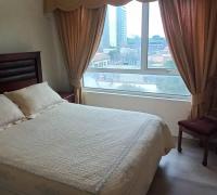 HABITACION PRINCIPAL CON CAMA DE 2 PLAZAS CON ELEGANTE ROPA DE CAMA 2 VELADORES Y CORTINAS CON CENEFA BIEN TERMINADAS QUE DECORAN EL AMBIENTE DE MANERA ACOGEDORA
