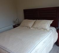 VISTA GENERAL HACIA HABITACION PRINCIPAL QUE DESTACA SU HERMOSA LAMPARA QUE CUENTA CON EXCELENTE ILUMINACION