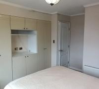 VISTA DE HABITACION PRINCIPAL QUE DESTACA SU AMPLIO CLOSET CON ESPACIO PARA INSTALACION DE TV