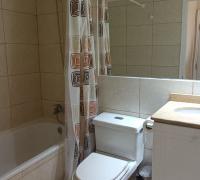 BAÑO DE HABITACION PRINCIPAL CON TINA Y DUCHA CUENTA CON MUEBLE CON SUPERFICIE DE GRANITO Y AMPLIO ESPEJO QUE ENTREGA AMPLITUD AL ESPACIO Y CUENTA CON EXCELENTES TERMINACIONES 
