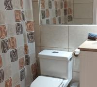 BAÑO DE HABITACIOBN PRINCIPAL CON MUEBLE LAVAMANOS CON CUBIERTA DE GRANITO, BIEN ILUMINADO