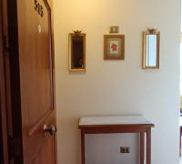 ACCESO PRINCIPAL QUE RECIBE CON HERMOSA DECORACION DANDO LA BIENVENIDA A UN ELEGANTE Y ACOGEDOR DEPARTAMENTO
