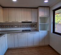 cocina amoblada y equipada con encimera, horno eléctrico, campana