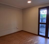 dormitorio con clóset y salida al patio