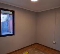 dormitorio pequeño con ventana al patio