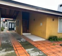 VISTA FRONTAL DE CASA QUE DESTACA ESTACIONAMIENTO PARA 3 VEHICULOS