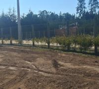 Cierre perimetral en polines impregnados y malla bizcocho