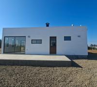 Costado sector quincho con terraza exterior de hormigón y cerámica
