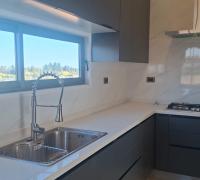 Cocina amoblada cubiertas de granito