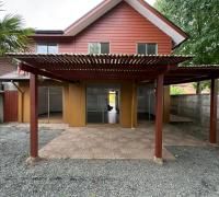 foto trasera de la vivienda con terraza techada 