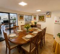 AMPLIA COCINA COMEDOR QUE CONECTA CON  LA COCINA POR UN LADO Y POR OTRO CON UNA GRAN SALA DE ESTAR EN EL PRIMER PISO