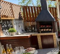 ESPACIOSO QUINCHO QUE CONECTA CON UN CALIDO PATIO INTERIOR